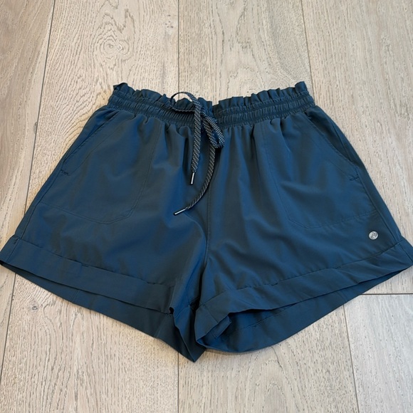 Apana Pants - Apana Yoga Paperbag Waist Shorts in Size Large